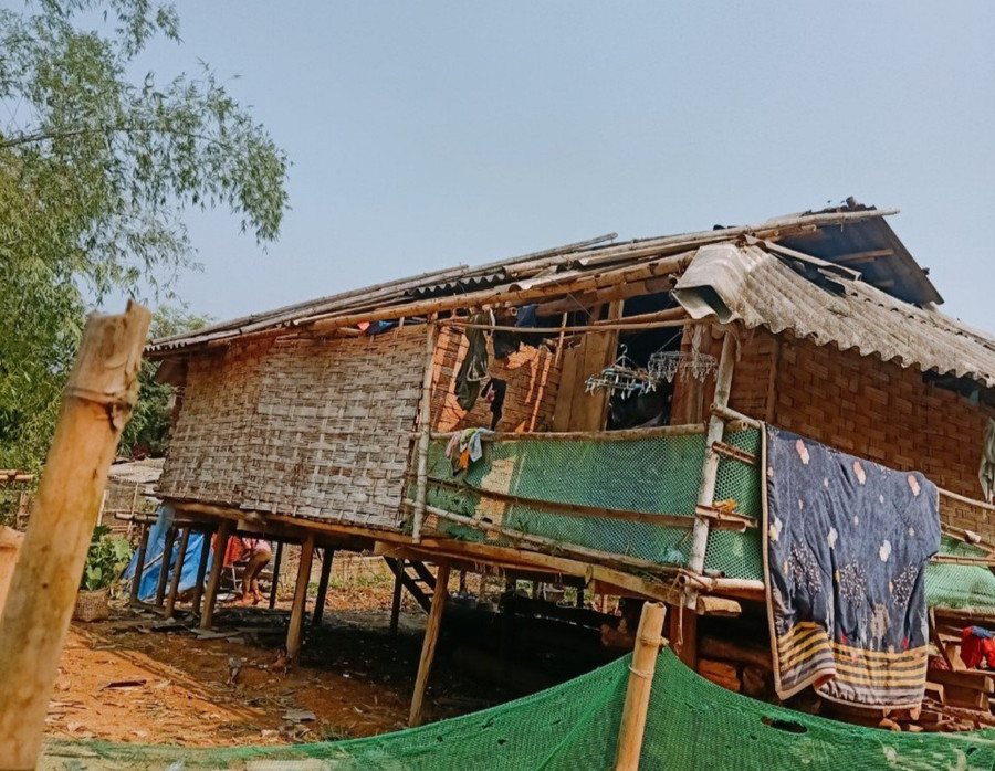 Mưa lớn kèm lốc xoáy làm tốc mái nhiều ngôi nhà tại huyện Sìn Hồ.