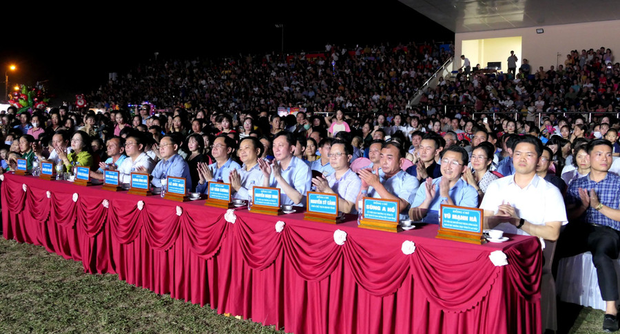 Đại biểu và du khách tham dự lễ khai mạc Lễ hội trà và Tuần văn hóa du lịch huyện Tân Uyên.