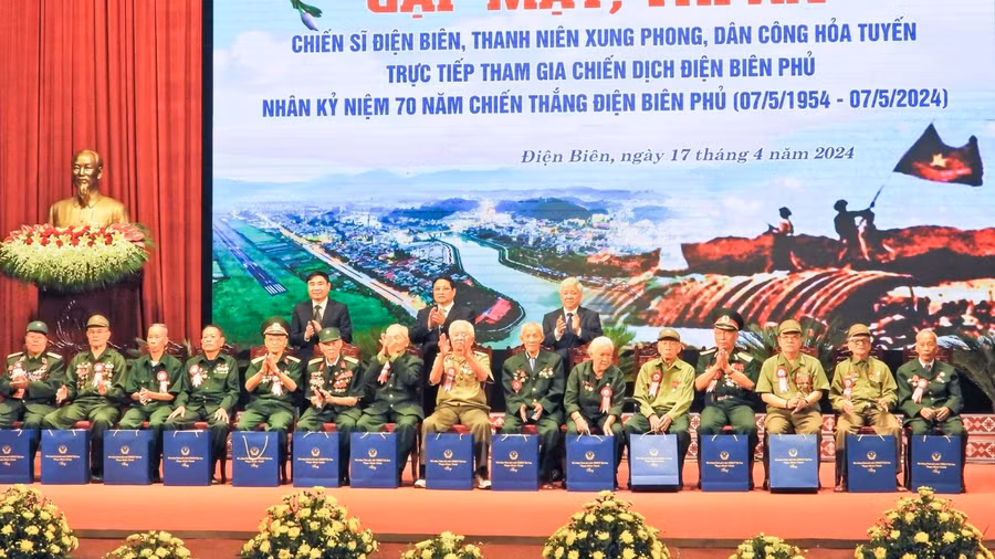 Trao quà tri ân chiến sĩ Điện Biên.