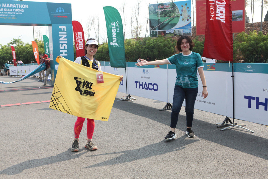 VĐV nữ xuất sắc về đích đầu tiên ở cự ly 42km.
