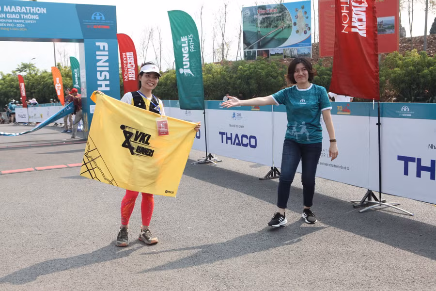 VĐV nữ xuất sắc về đích đầu tiên ở cự ly 42km.