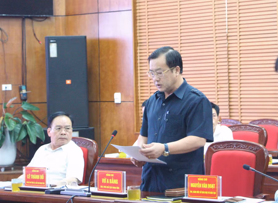 Ông Vừ A Bằng, Phó Chủ tịch UBND tỉnh Điện Biên báo cáo tóm tắt về tình hình phát triển sự nghiệp giáo dục và đào tạo trên địa bàn.