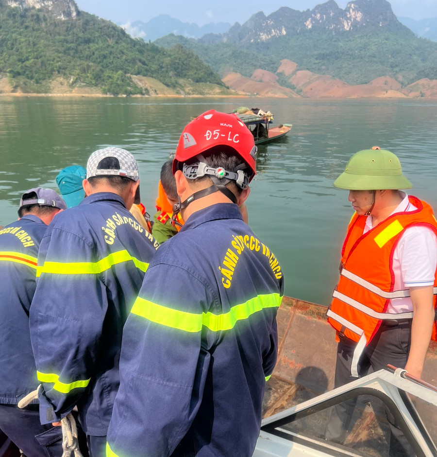 Đến chiều 18/4, 2 người bị mất tích vẫn chưa được tìm thấy.