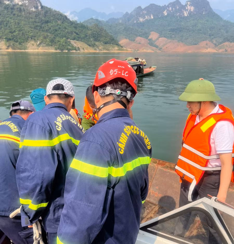 Đến chiều 18/4, 2 người bị mất tích vẫn chưa được tìm thấy.