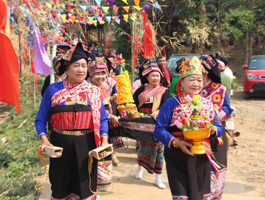Đoàn xin nước tiến ra sông để tiếp tục làm lễ cúng thần sông, thần suối. Đoàn xin nước tiến ra sông để tiếp tục làm lễ cúng thần sông, thần suối.