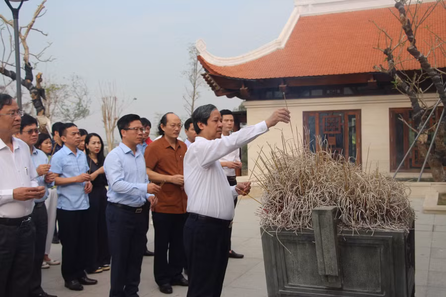 Bộ trưởng Nguyễn Kim Sơn dẫn đoàn thắp hương tại Đền thờ liệt sĩ chiến trường Điện Biên Phủ