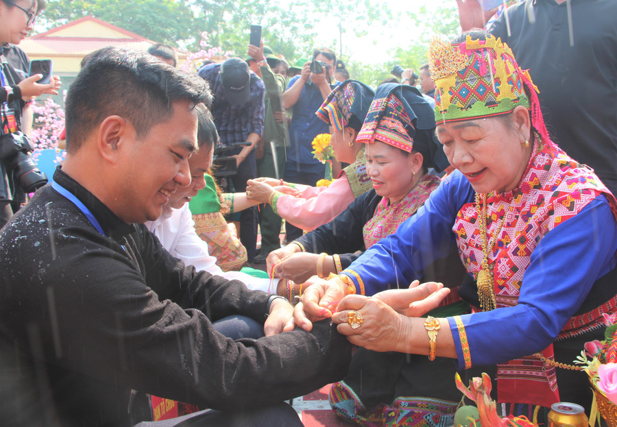 Nghi thức buộc chỉ cổ tay để cầu may mắn, bình an. Nghi thức buộc chỉ cổ tay để cầu may mắn, bình an.