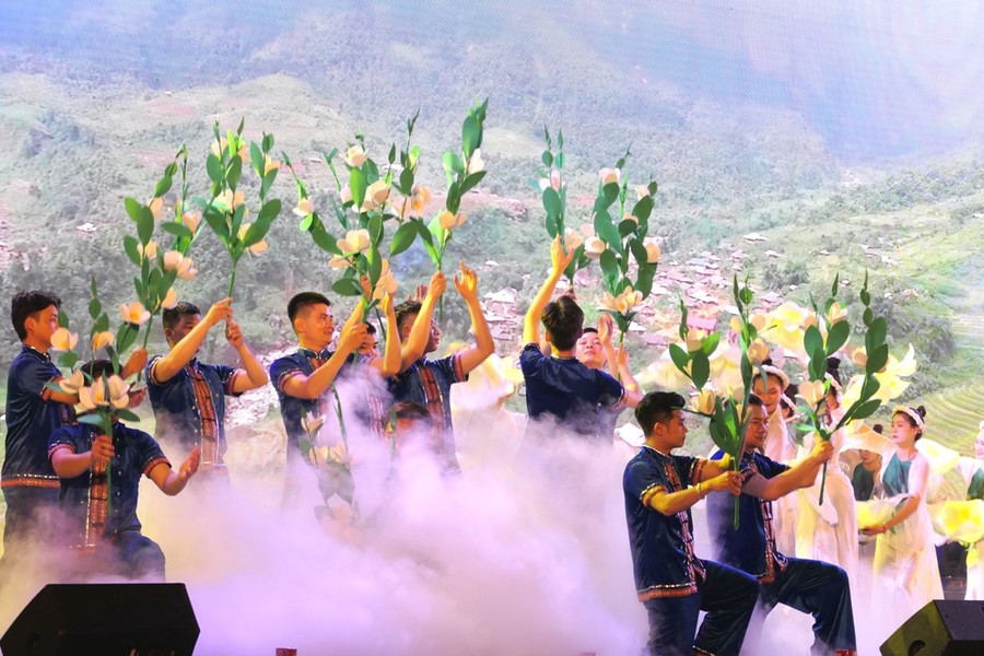 Chương trình nghệ thuật với chủ đề “Tân Uyên - Hương sắc miền trà”.