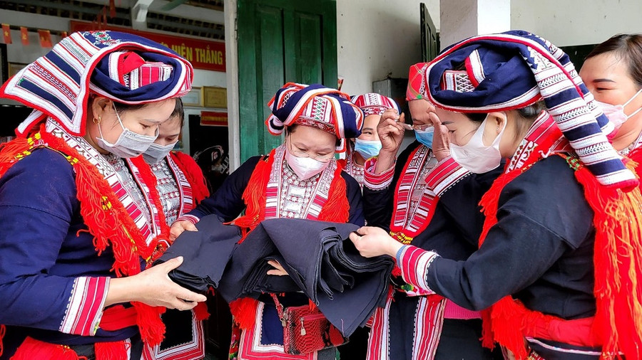 Tỷ lệ hộ nghèo vùng đồng bào dân tộc thiểu số giảm bình quân 4%/ năm.