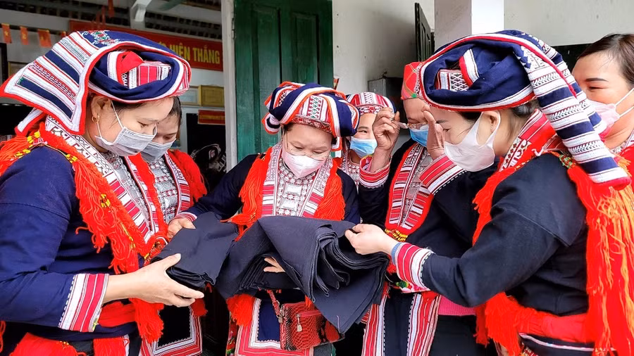 Tỷ lệ hộ nghèo vùng đồng bào dân tộc thiểu số giảm bình quân 4%/ năm.