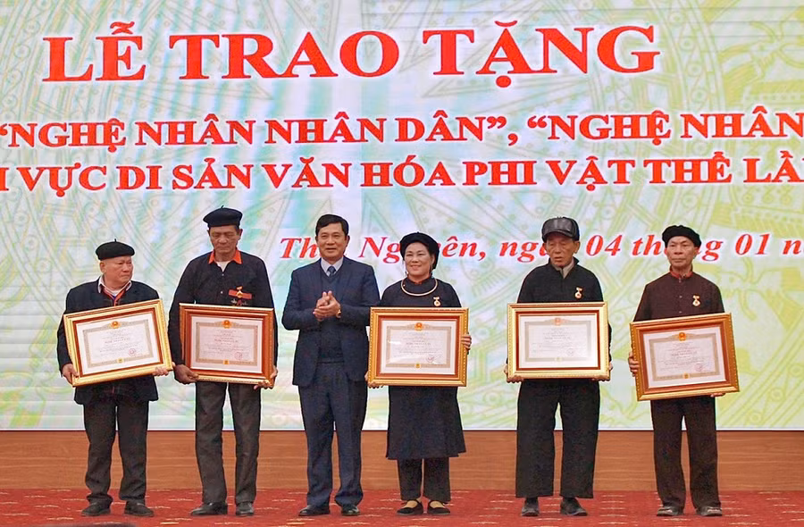 Thái Nguyên trao tặng danh hiệu nghệ nhân nhân dân, nghệ nhân ưu tú.