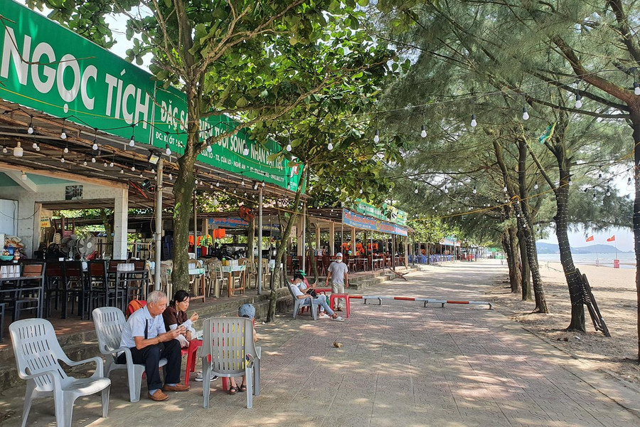 Dãy ki ốt dọc bãi biển Cửa Lò sẽ không còn vào cuối năm nay.