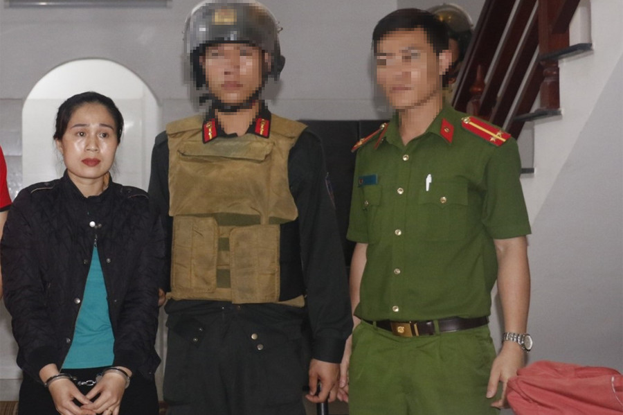 Một tụ điểm bị lực lượng chức đột kích, vây bắt trong đêm. Ảnh: CANA. Một tụ điểm bị lực lượng chức đột kích, vây bắt trong đêm. Ảnh: CANA.