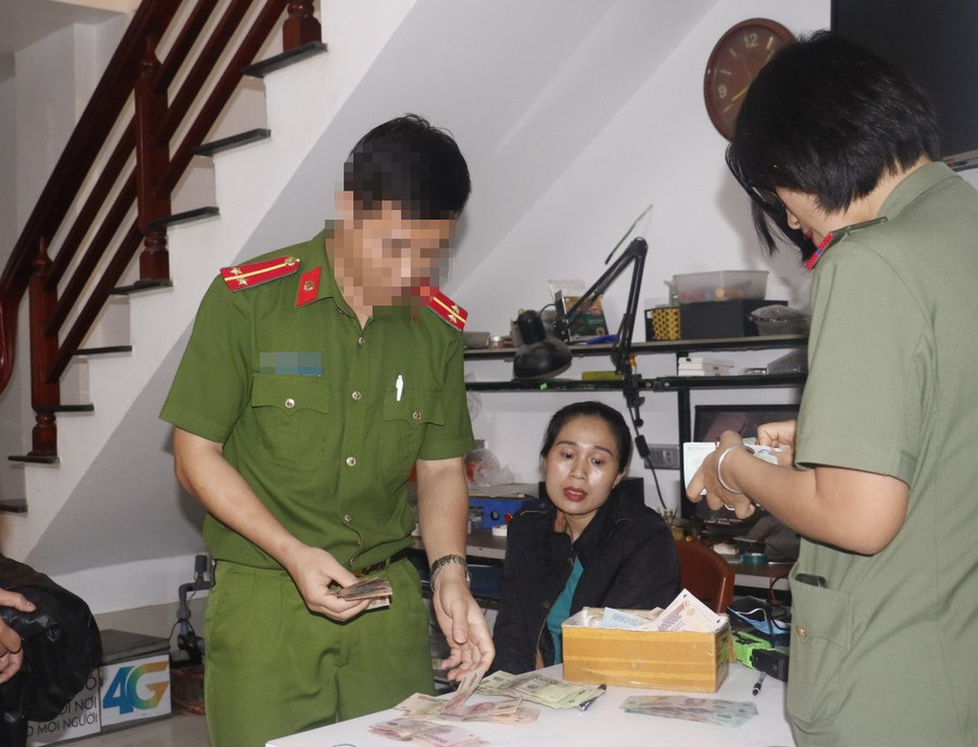 Cơ quan Công an khám xét tại hiện trường. Ảnh: CANA. Cơ quan Công an khám xét tại hiện trường. Ảnh: CANA.