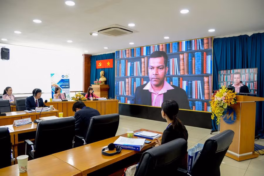 Chuyên gia quốc tế tại một điểm cầu đang chia sẻ góc nhìn về KTTN tại Việt Nam