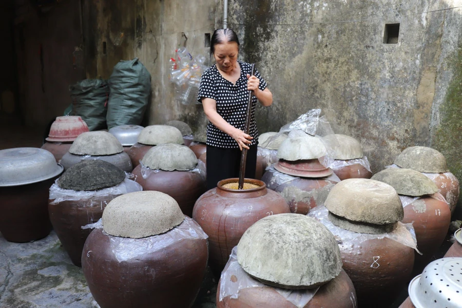 Người dân làm đặc sản tương Nam Đàn. (Ảnh: Phạm Tâm)