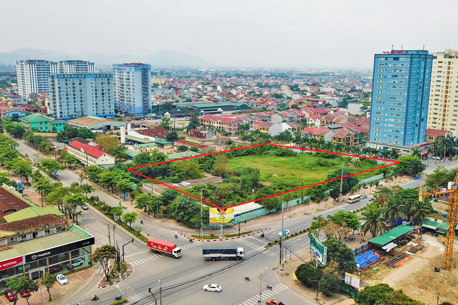 Khu đất bị bỏ hoang của dự án Trung tâm thương mại, văn phòng cho thuê và căn hộ cao cấp BMC - Vinh - Plaza. (Ảnh: Phạm Tâm)