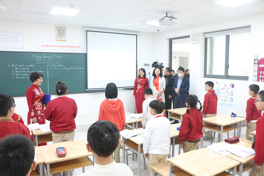 Các đại biểu thăm quan các phòng học của nhà trường. Các đại biểu thăm quan các phòng học của nhà trường.