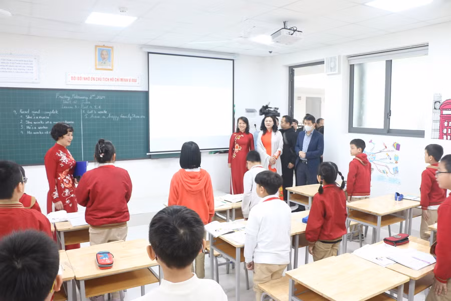 Các đại biểu thăm quan các phòng học của nhà trường.