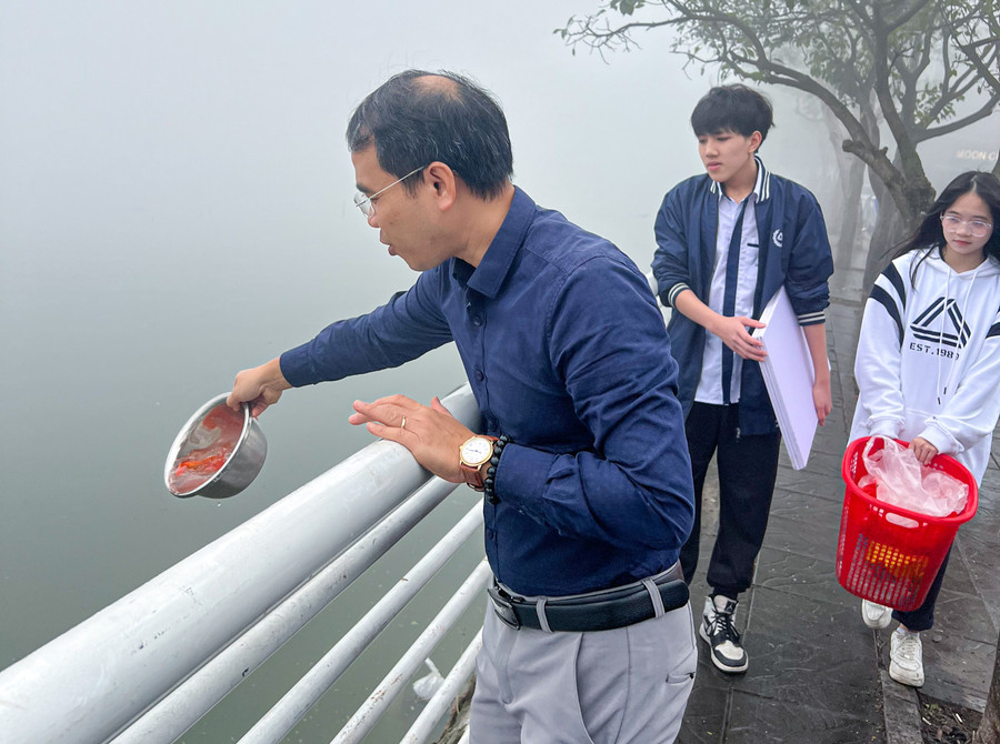 Nhiều người dân tới thả cá và để lại túi nilon.