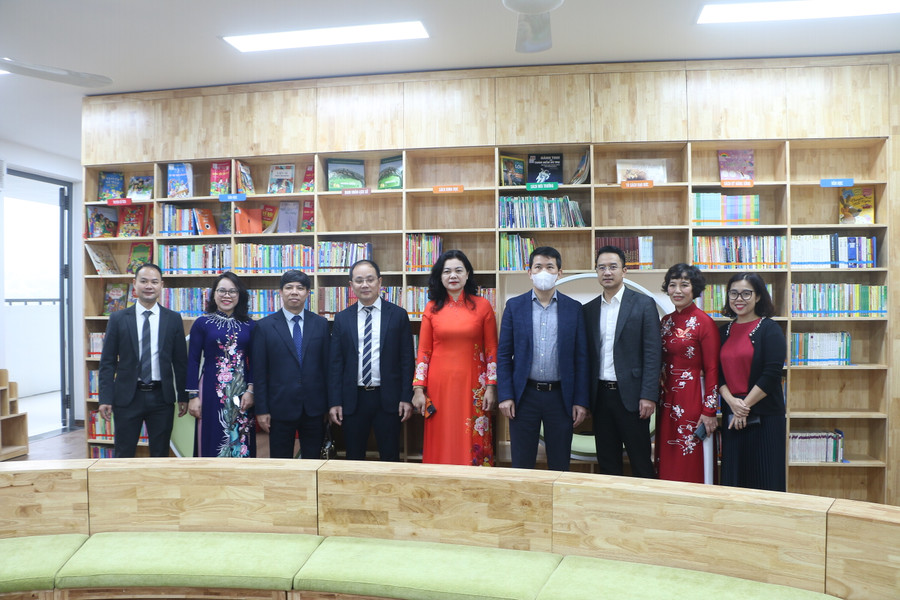 Các đại biểu chụp ảnh lưu niệm tại phòng Thư viện nhà trường. Các đại biểu chụp ảnh lưu niệm tại phòng Thư viện nhà trường.