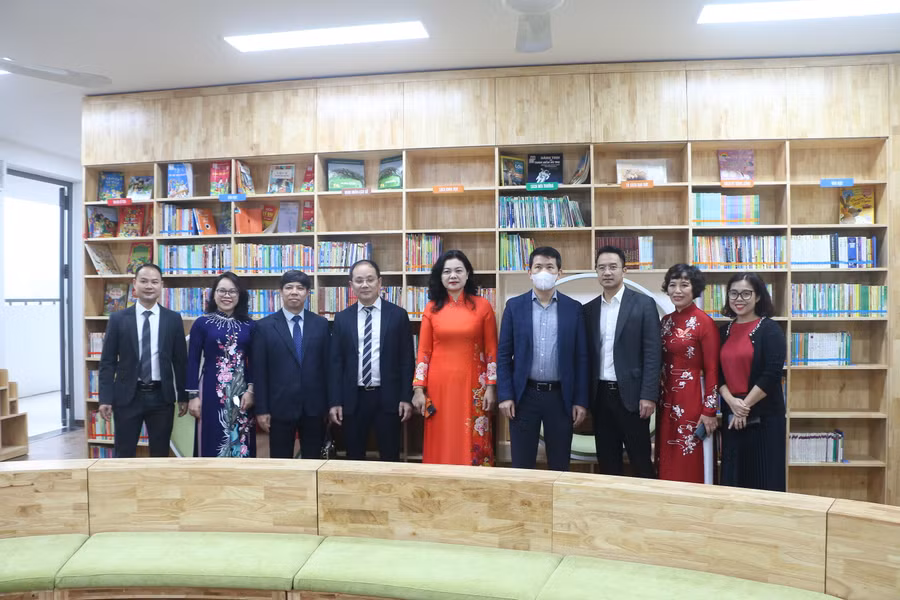 Các đại biểu chụp ảnh lưu niệm tại phòng Thư viện nhà trường.