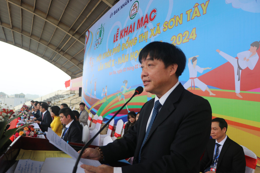 Ông Lê Đại Thăng, Phó Chủ tịch UBND thị xã Sơn Tây phát biểu khai mạc.