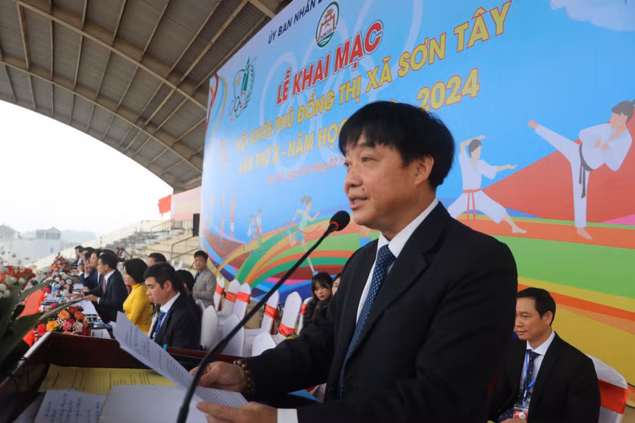 Ông Lê Đại Thăng, Phó Chủ tịch UBND thị xã Sơn Tây phát biểu khai mạc.