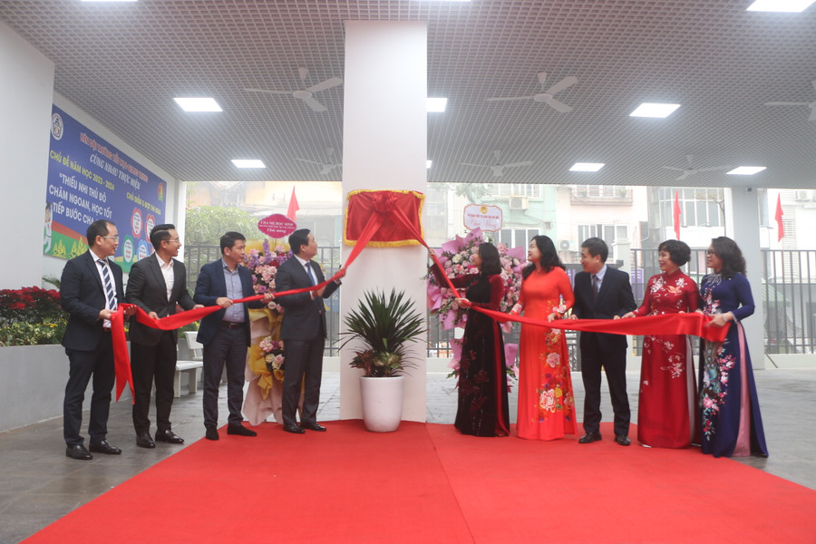 Các đại biểu thực hiện nghi thức gắn biển công trình Trường Tiểu học Quang Trung. Các đại biểu thực hiện nghi thức gắn biển công trình Trường Tiểu học Quang Trung.