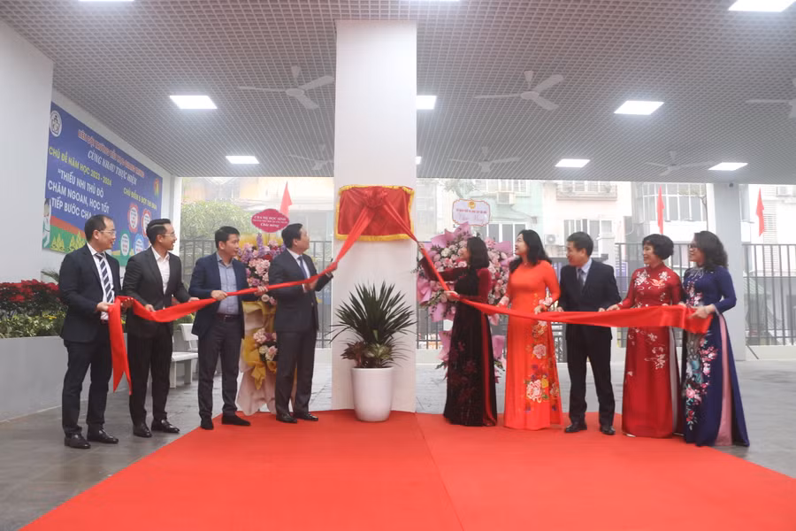 Các đại biểu thực hiện nghi thức gắn biển công trình Trường Tiểu học Quang Trung.