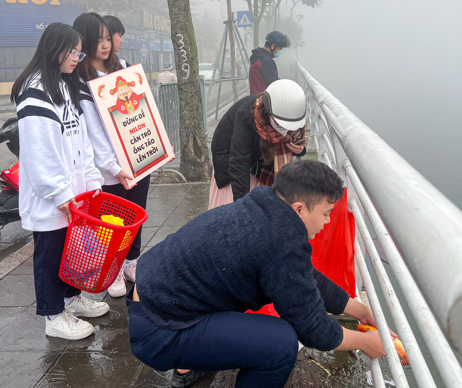 Mọi người chỉ thả cá xuống hồ, túi nilon sẽ được tập kết trên bờ.