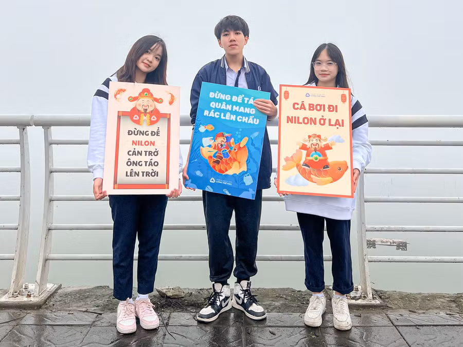 Những biển hiệu mang thông điệp về bảo vệ môi trường được các em mang theo để tuyên truyền tới người dân khi đi thả cá.