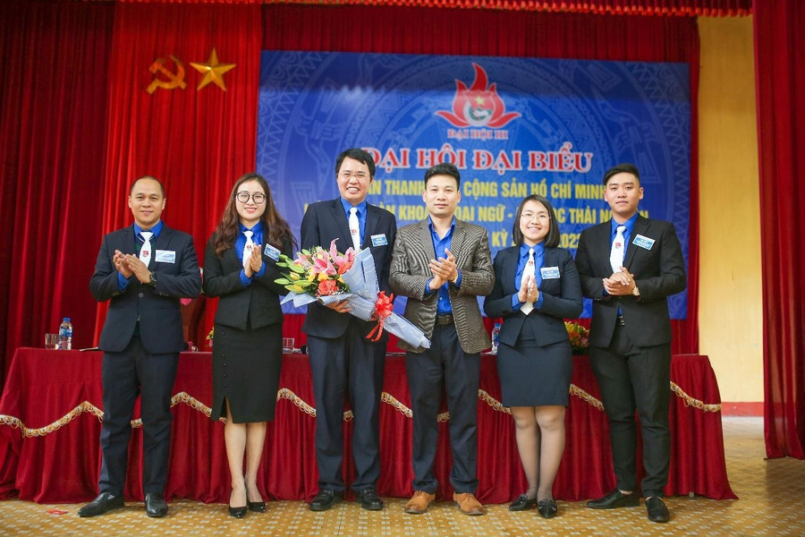 Phát biểu và tặng hoa chúc mừng của đ/c Nguyễn Huy Hùng - Bí thư Đoàn KCQ ĐHTN.