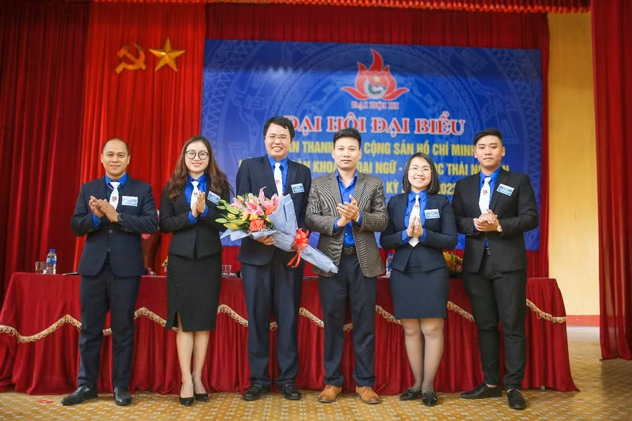 Phát biểu và tặng hoa chúc mừng của đ/c Nguyễn Huy Hùng - Bí thư Đoàn KCQ ĐHTN.