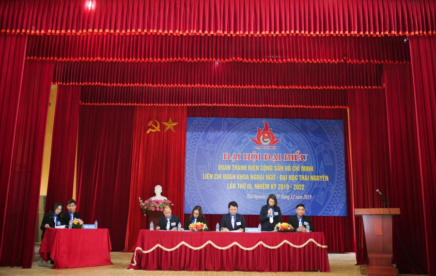 Đoàn chủ tịch điều khiển đại hội.