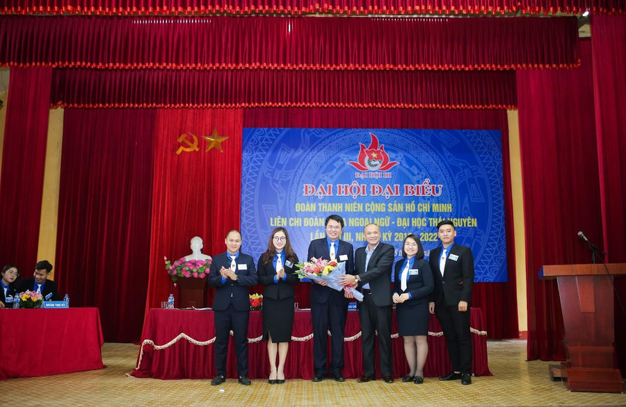 Phát biểu và tặng hoa chúc mừng của thầy Lê Hồng Thắng - Bí thư đảng ủy, Trưởng Khoa Ngoại ngữ.