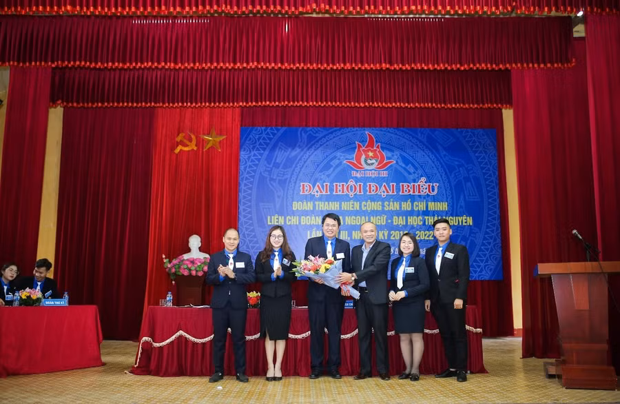 Phát biểu và tặng hoa chúc mừng của thầy Lê Hồng Thắng - Bí thư đảng ủy, Trưởng Khoa Ngoại ngữ.