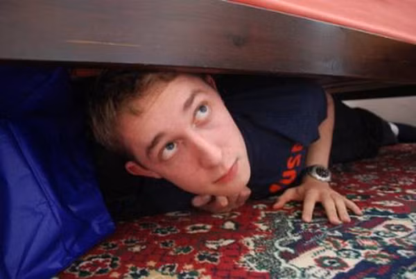  Tên trộm đã ngủ quên khi đột nhập vào một gia đình để trộm cắp tài sản. 