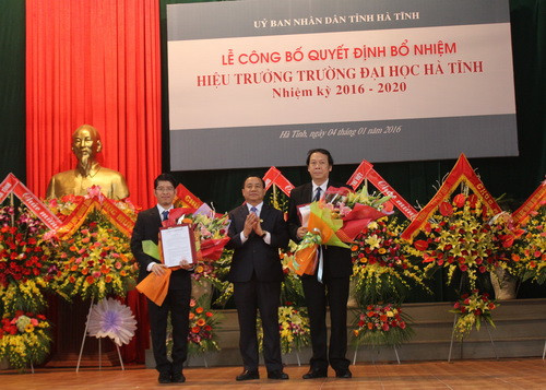  Ông Lê Đình Sơn - Bí thư tỉnh ủy, Chủ tịch UBND tỉnh Hà Tĩnh - trao các quyết định cho GS.TS-NGƯT Nguyễn Văn Đính và PGS.TS Nguyễn Đình Thọ.
