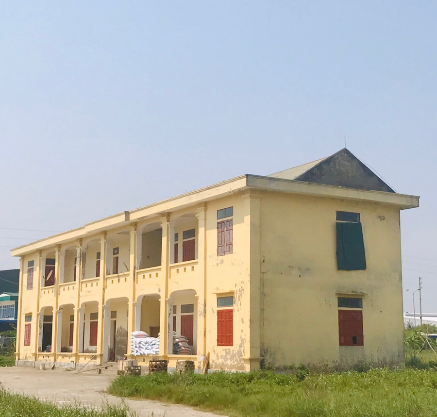 Tòa nhà 2 tầng bên trong nhà máy bao bì hiện bị bỏ hoang.