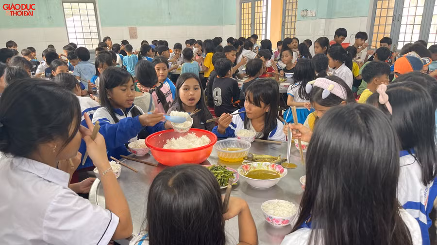 Bữa ăn của học sinh huyện Sơn Tây, tỉnh Quảng Ngãi.