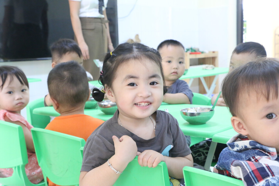 Với trẻ đến trường mỗi ngày được vui chơi, hoạt động vui vẻ, an toàn đều là mong muốn của bất cứ bậc cha mẹ nào. Với trẻ đến trường mỗi ngày được vui chơi, hoạt động vui vẻ, an toàn đều là mong muốn của bất cứ bậc cha mẹ nào.