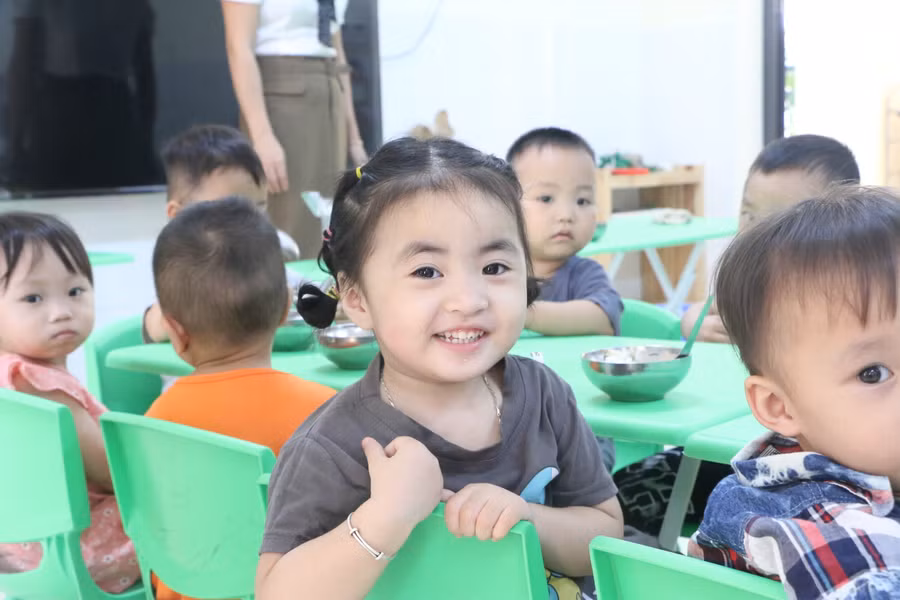 Với trẻ đến trường mỗi ngày được vui chơi, hoạt động vui vẻ, an toàn đều là mong muốn của bất cứ bậc cha mẹ nào.