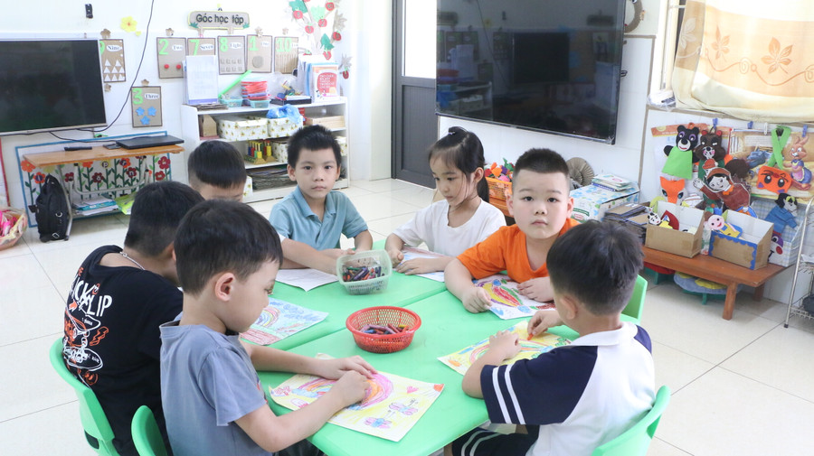 Trẻ thực hành tô màu theo hướng dẫn của cô giáo. Trẻ thực hành tô màu theo hướng dẫn của cô giáo.