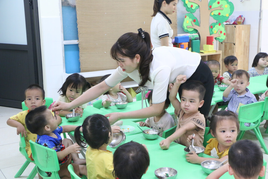 Các cô giáo luôn tận tâm trong mọi hoạt động của trẻ, nhất là trong bữa ăn bán trú. Các cô giáo luôn tận tâm trong mọi hoạt động của trẻ, nhất là trong bữa ăn bán trú.