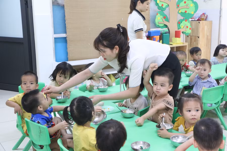 Các cô giáo luôn tận tâm trong mọi hoạt động của trẻ, nhất là trong bữa ăn bán trú.