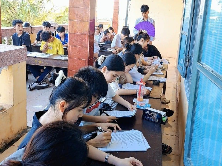 Dù mất điện nhưng nhịp độ ôn tập chuẩn bị thi vào lớp 10 của các sĩ tử vẫn rất cao. Dù mất điện nhưng nhịp độ ôn tập chuẩn bị thi vào lớp 10 của các sĩ tử vẫn rất cao.
