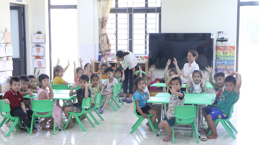 Tình yêu trẻ và yêu nghề mới giúp các cô giáo mầm non bám trụ với nghề. Tình yêu trẻ và yêu nghề mới giúp các cô giáo mầm non bám trụ với nghề.