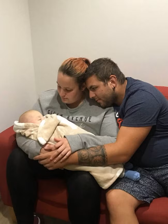 Con trai sơ sinh qua đời trong khi ngủ do đột tử, thế nhưng cặp vợ chồng vẫn cứ khăng khăng làm điều vừa đáng thương, vừa đáng sợ này trong 10 ngày - Ảnh 5.