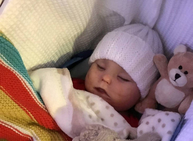 Con trai sơ sinh qua đời trong khi ngủ do đột tử, thế nhưng cặp vợ chồng vẫn cứ khăng khăng làm điều vừa đáng thương, vừa đáng sợ này trong 10 ngày - Ảnh 6. Con trai sơ sinh qua đời trong khi ngủ do đột tử, thế nhưng cặp vợ chồng vẫn cứ khăng khăng làm điều vừa đáng thương, vừa đáng sợ này trong 10 ngày - Ảnh 6.